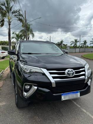 TOYOTA HILUX SW4 2.8 SRX 4X4 7 LUGARES 16V TURBO INTERCOOLER DIESEL 4P AUTOMÁTICO